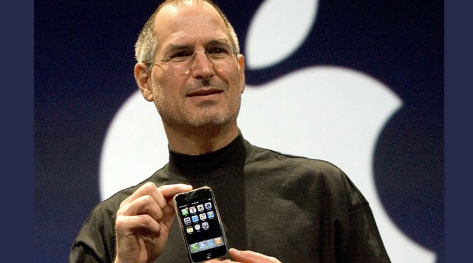 Steve Jobs during the demo of the first iPhone (Image: Youtube clone)