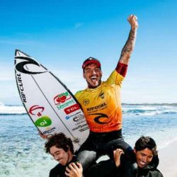 With two awards a year, Medina joins the top ten among the biggest winners in surfing