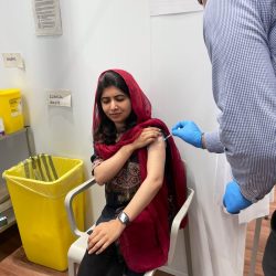 At the age of 23, Malala vaccinated Kovit-19 in the UK  The world