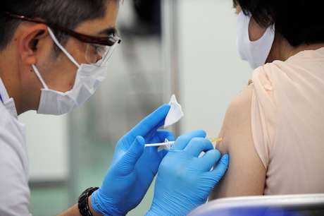 A health professional administers a dose of a Covid-19 vaccine in Tokyo 09/06/2021 David Mareuil / Pool via REUTERS