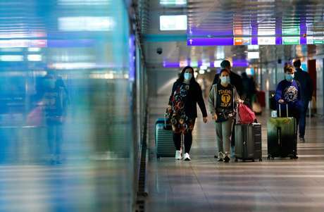 Touristas no Aeroporto de Frankfurt 01/04/2021 REUTERS / Ralph Arlowski