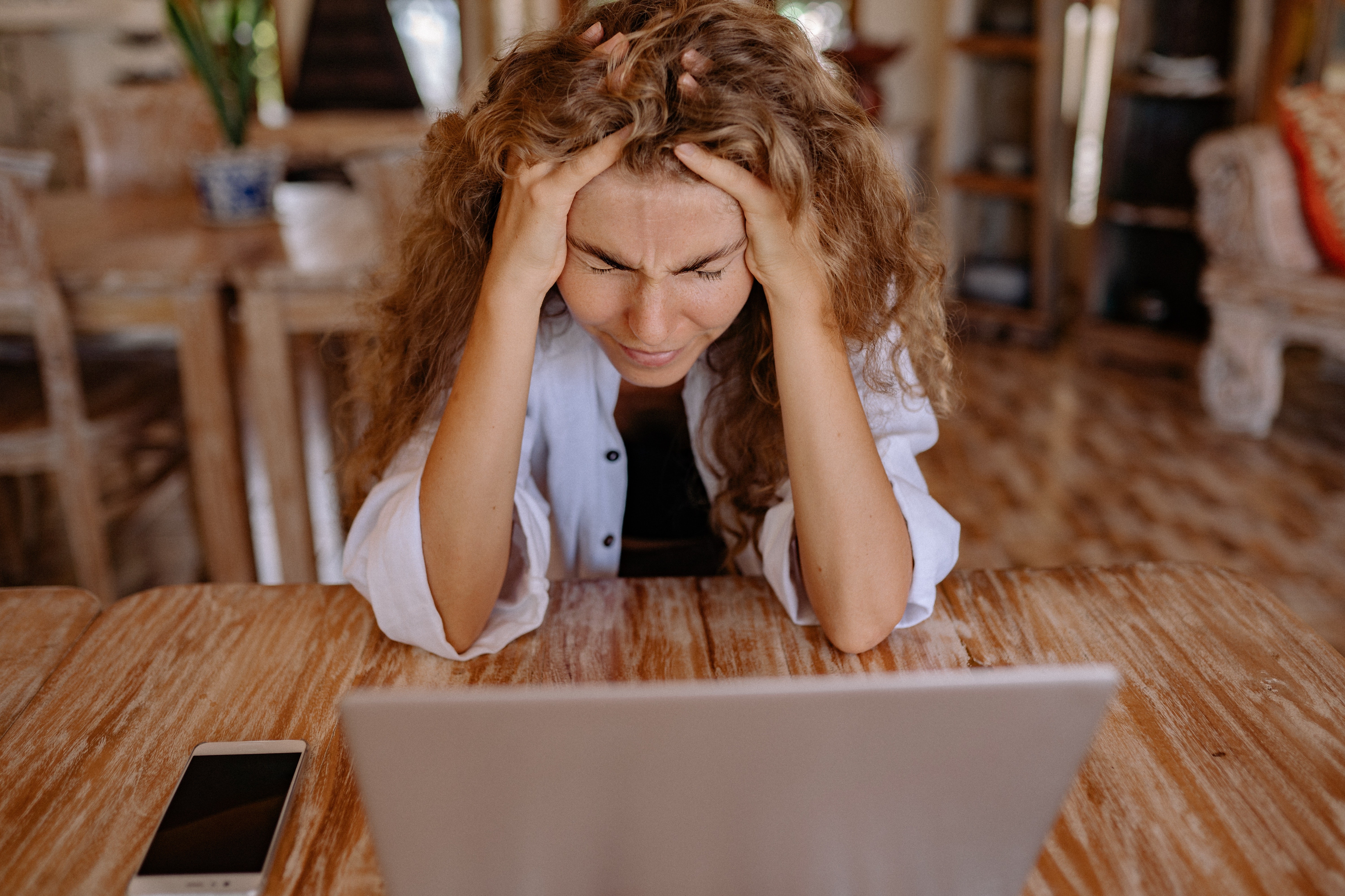 Woman interested in computer (Photo: Bexels)