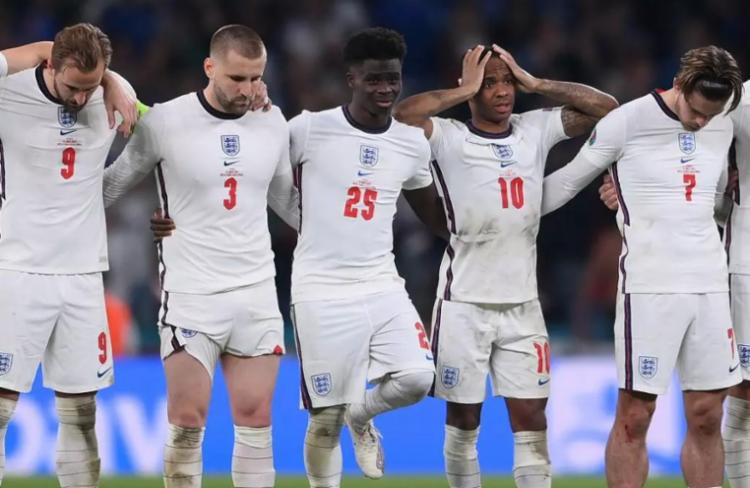 Black players from England, including young Bukayo Saka (shirt 25), came under attack after Italy lost their title on penalties - Photo: Laurence Griffiths |  pool |  France Press agency