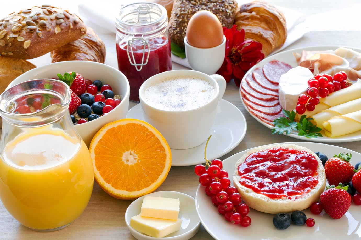 The breakfast table, an essential meal for health, with fruits and juices, among other foods