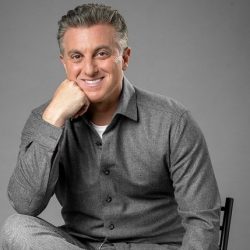 Luciano Huck wins arm wrestling with Globo and his name will appear on a new show