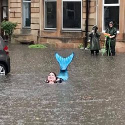 The woman dressed as an angel was photographed in the middle of the flood in Scotland World