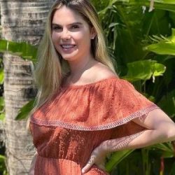 Barbara Evans poses with a twin belly and shows an ultrasound: ‘Happy’