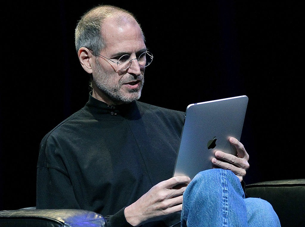 Apple CEO Steve Jobs shows the iPad in 2010 in California (Photo: Justin Sullivan/Getty Images)