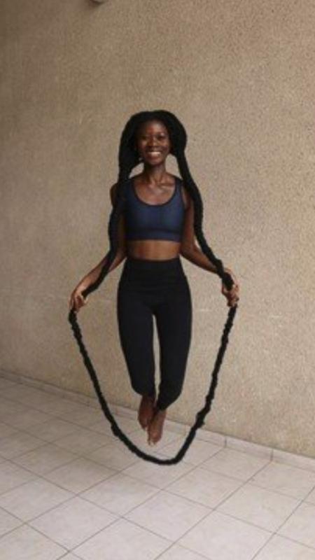 A resident of Ivory Coast holds the world record for hair jumping rope - Reproduction / Guinness World Records - Reproduction / Guinness World Records