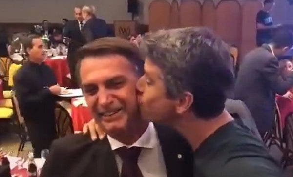 On one occasion, actor Marcio Garcia kissed Jair Bolsonaro's face