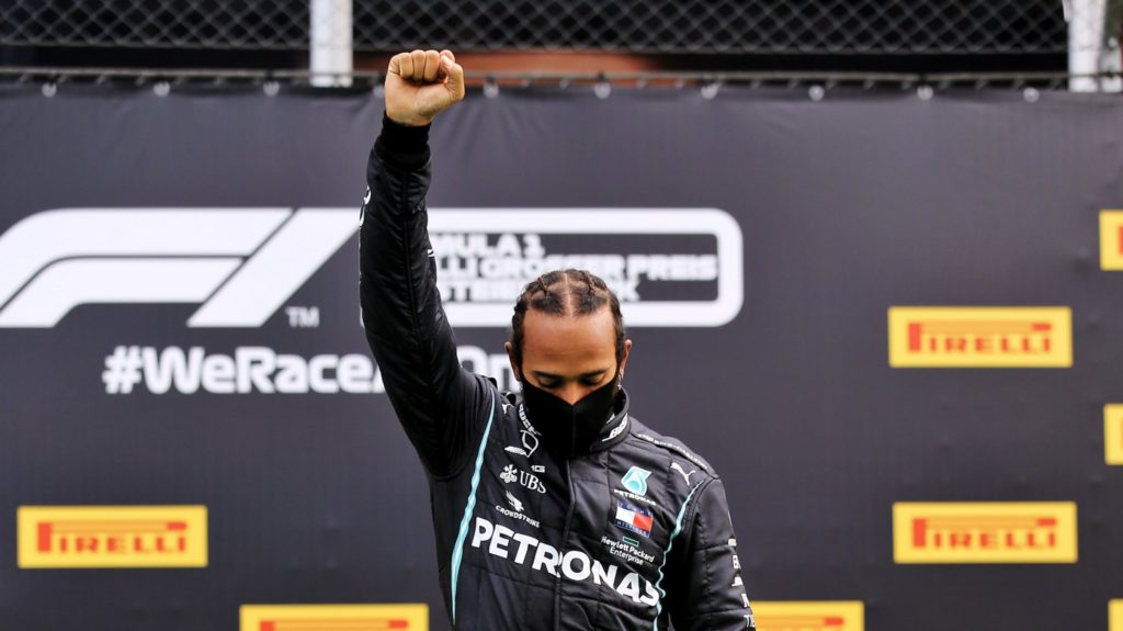 Lewis Hamilton on the podium in Styria.  (Photo: Publicity/Lewis Hamilton)