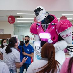 Robozão delights patients and staff at Uopeccan de Umuarama