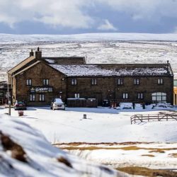 Customers stranded for 3 days in a pub banned by snowstorms in the UK