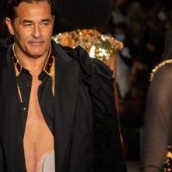 Luciano Xavier shows off SPFW with a colostomy bag after eating