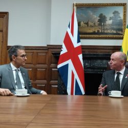 Minas Gerais Agency |  Romeo Zima discusses partnerships and business with a representative of the British government