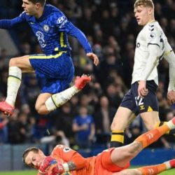 Chelsea plays well, creates chances, but stops in a great match with Pickford and draws with Everton in English