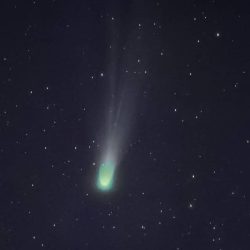 On Christmas Eve, Comet Leonard spreads across the skies of Brasilia