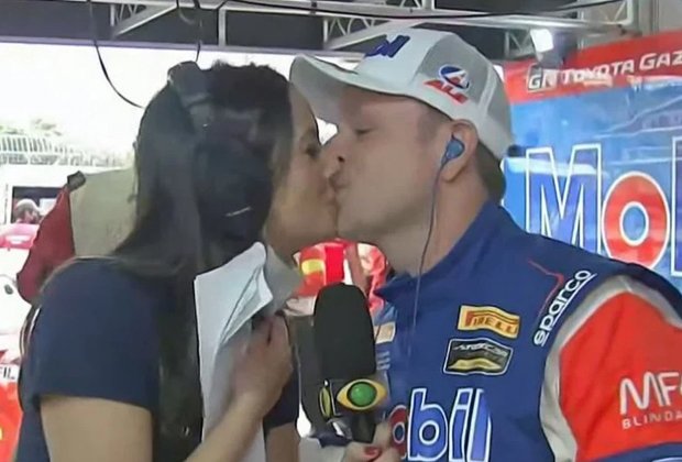 Robinho Barrichello gives a surprise kiss on the mouth of the band reporter.  Watch the video