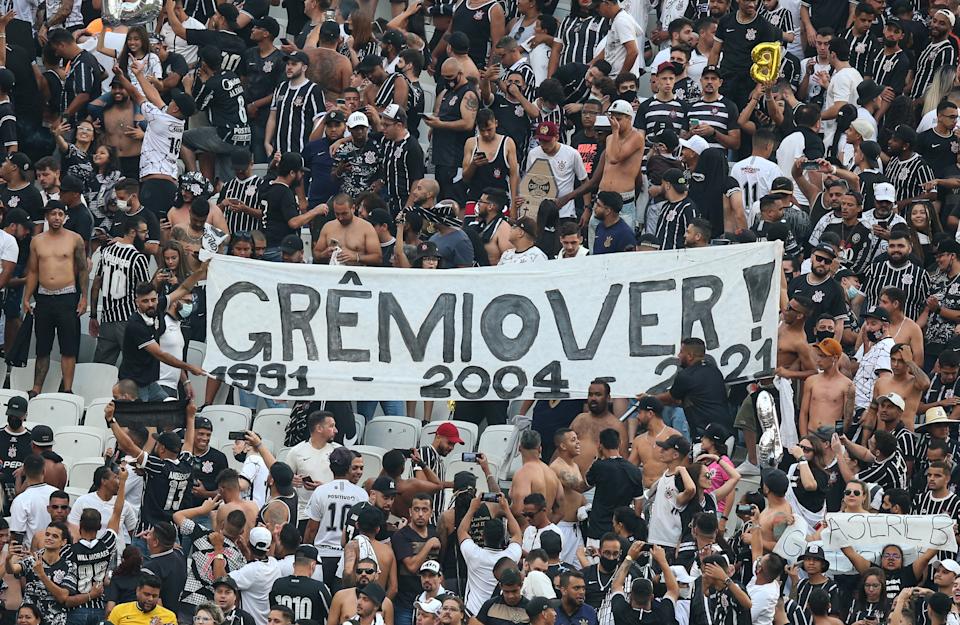 Corinthians fans have made the most varied provocations for Gr & # xea;  mio in the last extension of Brazil.  Photo: Alexander Schneider/Getty Images