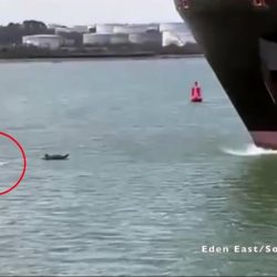 Large cargo ship ‘swallowing’ man on dinghy in UK;  Watch the video