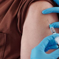 A man treated for COVID-19 with the Pfizer vaccine;  The virus lasted for 7 months