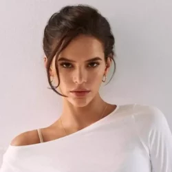 Bruna Marquezine becomes emotional when she is cast in a DC movie.  watching video