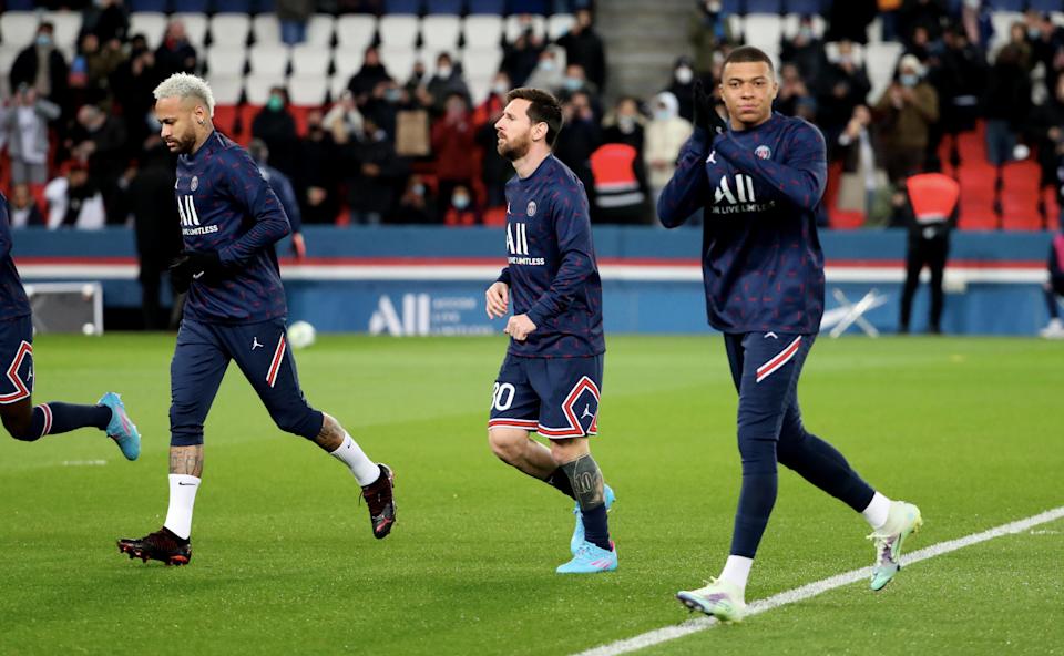 PARIS, FRANCE - FEBRUARY 26: Paris Saint-Germain's Neymar Jr, Kylian Mbappe and Lionel Messi respond during the Uber Eets Ligue 1 match between Paris Saint-Germain and FC Saint-Etienne at Parc des Princes on February 26, 2022 in Paris, France.  (Photo by Xavier Laine / Getty Images