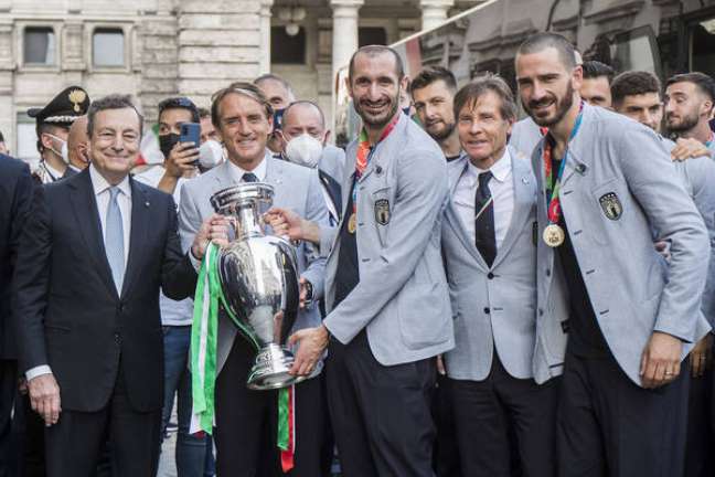 Mancini and Chiellini hold the European Cup