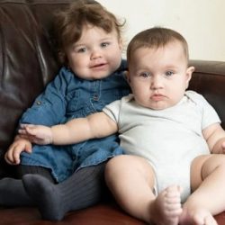 The third largest baby in the UK was born at 6.4kg, and at 5 months, already the same size as his sister, three times his age – Revista Crescher