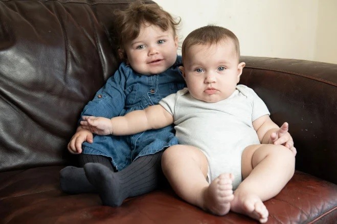 A 5 month old baby is about the size of her sister who is almost 1 year old (Photo: Reproduction / Sun)