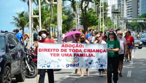 Avenida Boa Viagem hosts an adoption support walk in Pernambucana