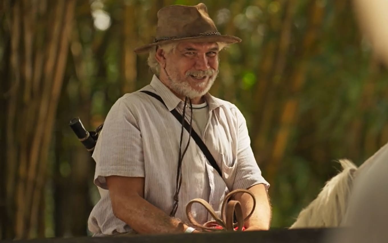 Túlio (Jackson Antunes) introduces José Lucas (Irandhir Santos) to José Leôncio (Marcos Palmeira) in the Pantanal