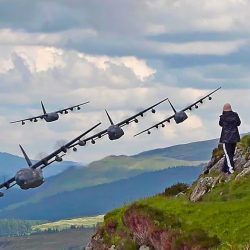 The quadruplets of Hercules fly low, in a line, and stick to the mountain