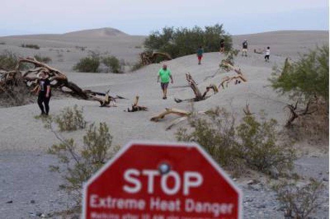 Severe heat sign in California park, USA: Countries have set record temperatures in recent years - (credit: PATRICK T. FALLON)