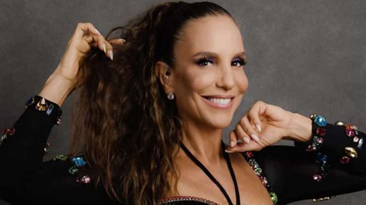 Ivete Sangalo appears with her twin on stage in the USA