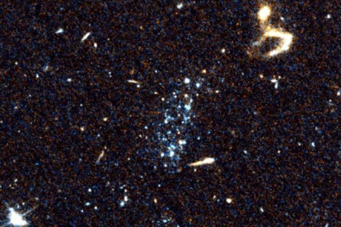 The cluster of young blue stars is seen here using the Hubble Space Telescope's Advanced Camera for Surveys - (Credit: Michael Jones/Reproduction)