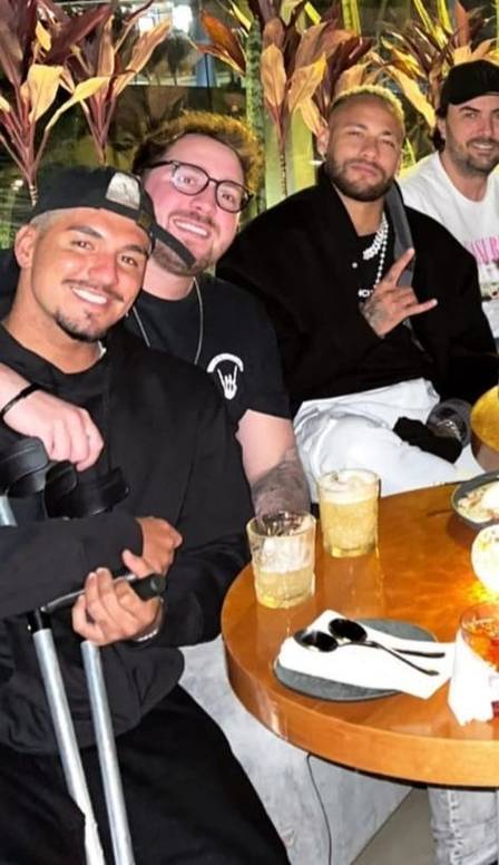 Neymar is having dinner without an alliance with his companions in Sao Paulo