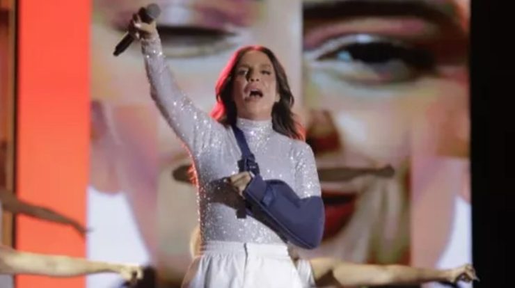 Paralysis Ivete Sangalo appears in a hurry after a fan falls ill and helps him