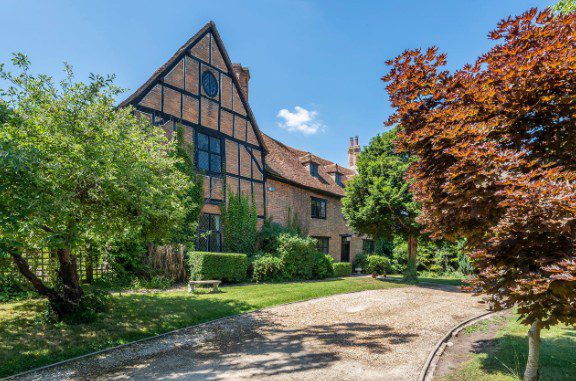 A home frequented by William Shakespeare has been listed in the UK for R$9.2 million (Image: Disclosure)