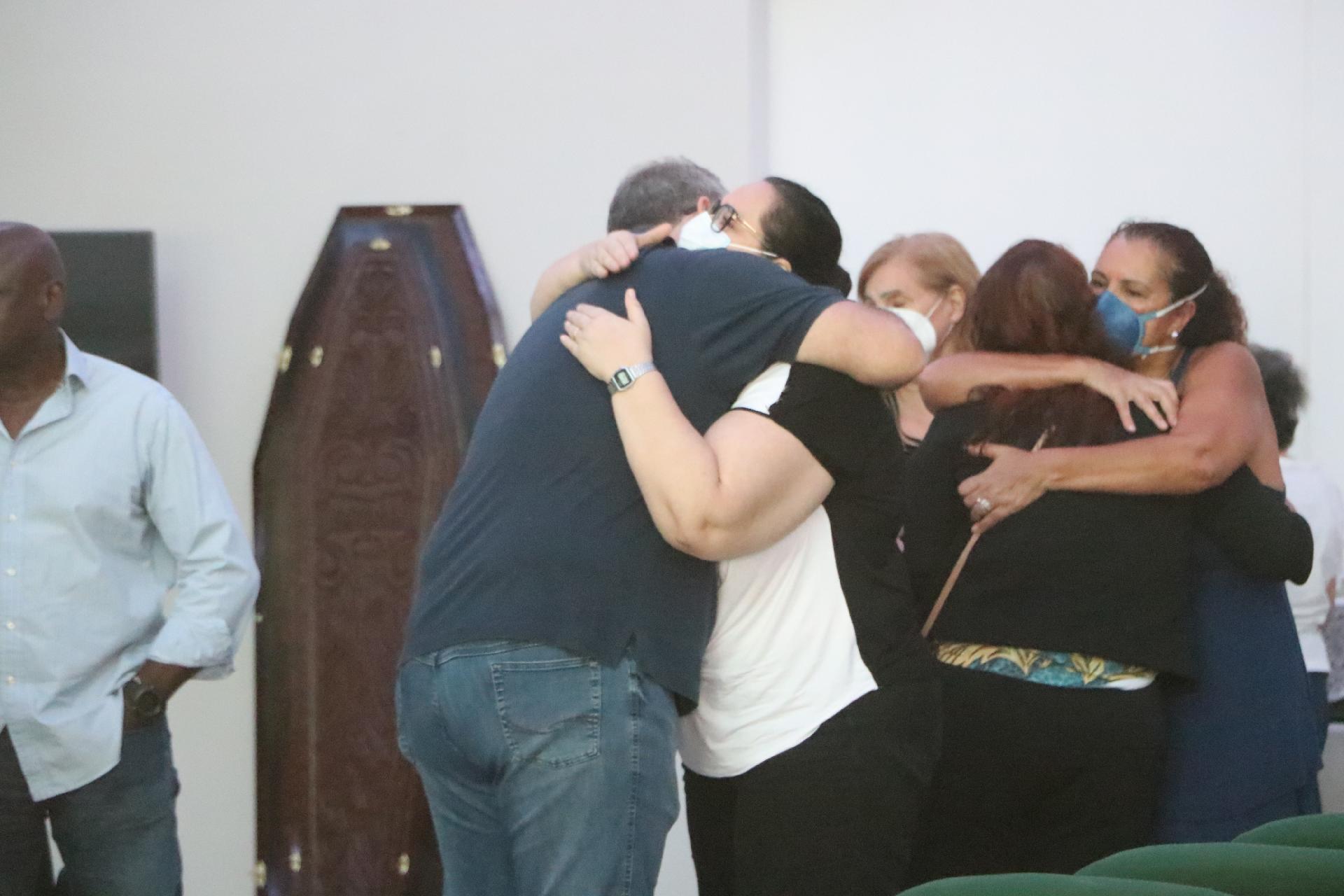 Lillian Aragao, wife of Renato Aragao, hugs those present at Roberto Guilherme's Awakening - AgNews