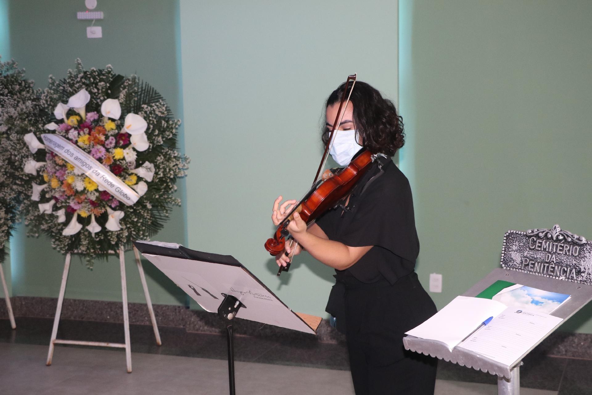 Violinist Maria Elissa plays the violin in honor of the artist - Agnews