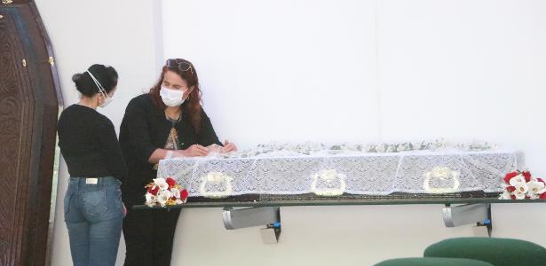 Roberto Guilherme S Body Covered With A Veil In Rio De Janeiro